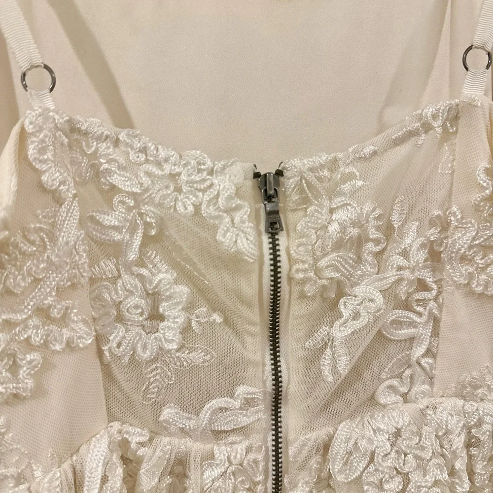 Alice + Olivia White Mini Floral Embroidered Dress (Size 2) - Picture 9 of 9